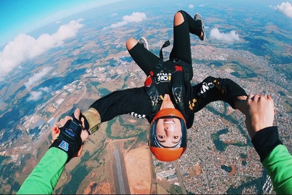 Paraquedista do DF em salto em Boiatuva