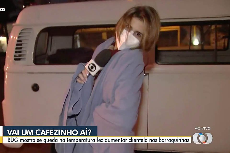 Vídeo. Repórter da Globo é “autorizada” e veste cobertor durante link |  Metrópoles