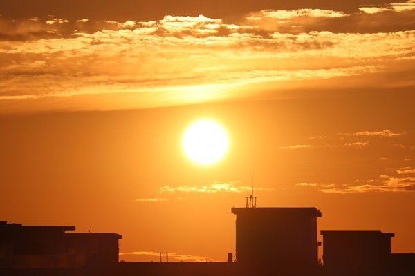 Foto do sol e do céu alaranjado - Metrópoles