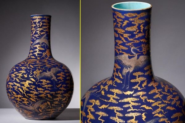 vaso chinês azul com detalhes dourados