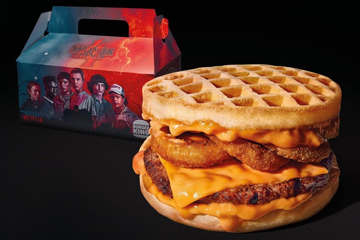 foto de hamburguer feito com waffle no lugar do pão e caixinha estampada com personagens de stranger things