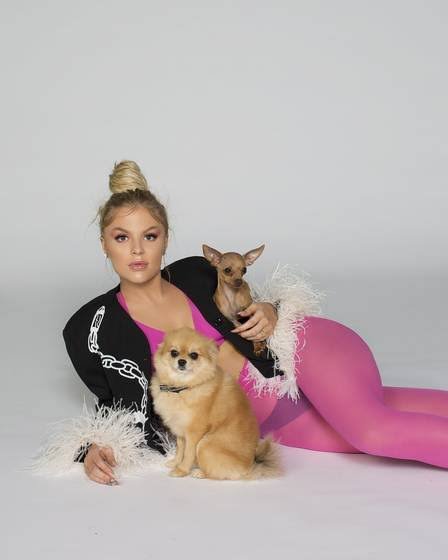 Após contrato milionário, pets de Luiza Sonza roubam cena com crachá 4