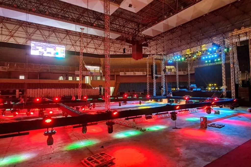Palco de casamento comunitário terá muitas luzes no Ginásio Goiânia Arena, em Goiânia, Goiás
