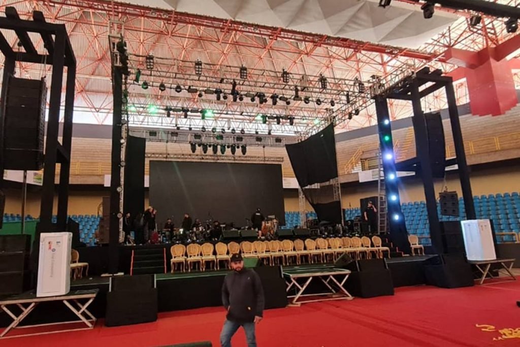 Palco onde será celebrado casamento comunitário no Ginásio Goiânia Arena, em Goiânia, Goiás