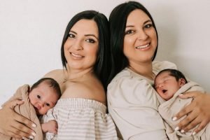 Irmãs gêmeas dão à luz dois bebês com o mesmo peso no mesmo dia