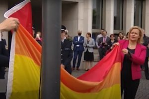 Bandeira arco-íris é hasteada em frente a ministério na Alemanha