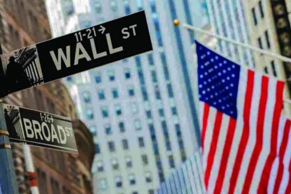 placa mostra avenida Wall Street nos Estados Unidos