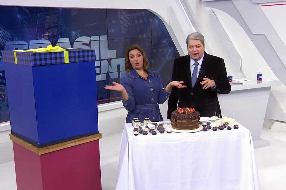 José Luiz Datena completa 65 anos e ganha presente de Catia Fonseca