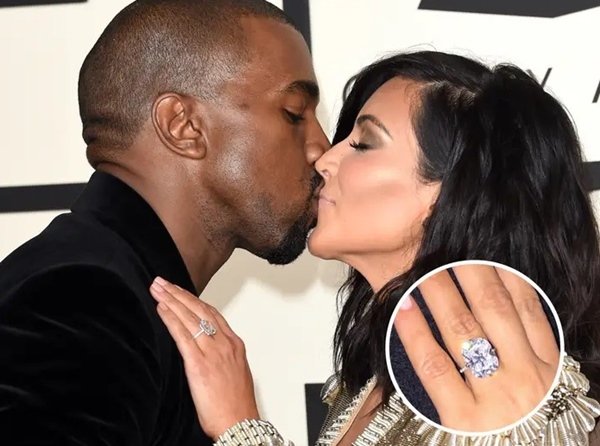 foto colorida de casal se beijando