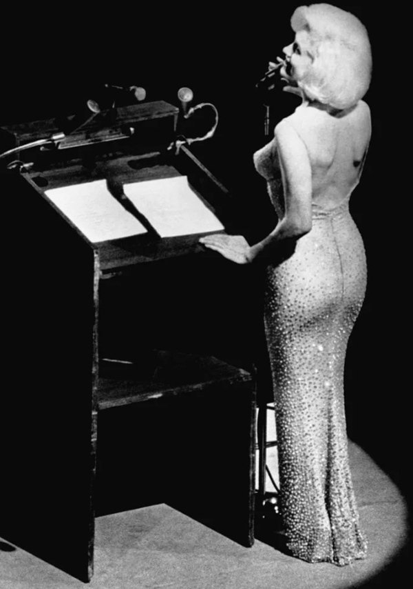foto preto e branco de marilyn monroe cantando