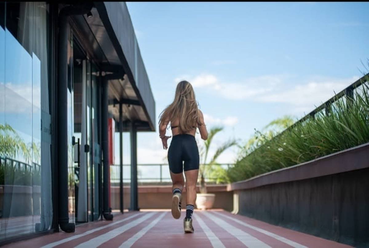 Foto colorida de mulher correndo, Funcional x musculação: saiba o melhor exercício para o seu objetivo-Metrópoles