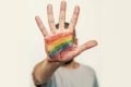 Homofobia. Mão com arco-íris pintado - Metrópoles