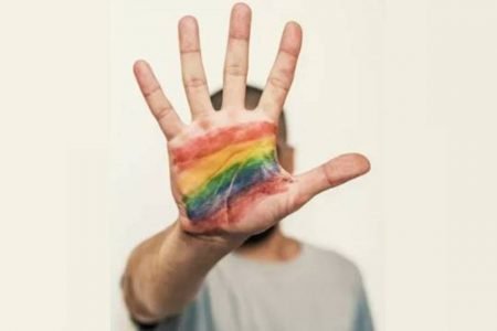 Homofobia. Mão com arco-íris pintado - Metrópoles
