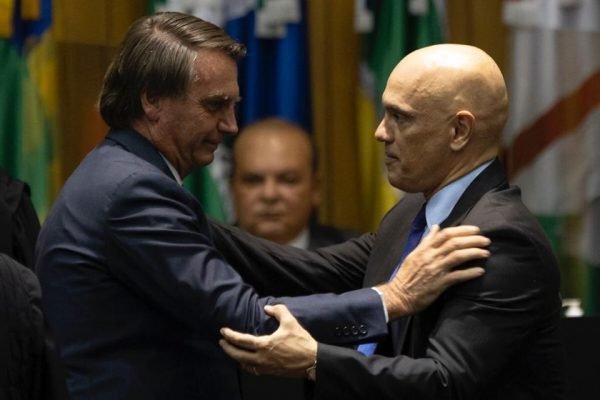presidente Jair Bolsonaro e Alexandre de Moraes em aperto de mão