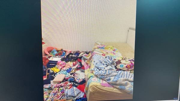 Fotografia colorida de bagunça em quarto