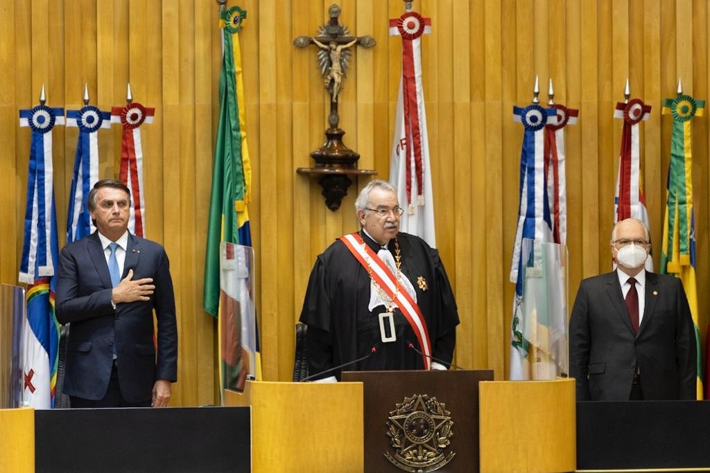 Presidente Jair Bolsonaro, ministro Emmanoel Pereira e ministro Fachin durante sessão no TST