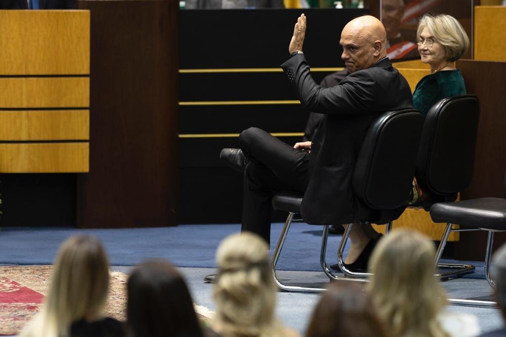 Ministro Alexandre de Moraes agradeçe os aplausos