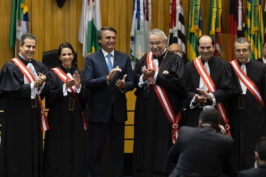 MInistros do TST e o Presidente Jair Bolsonaro durante sessão no TST