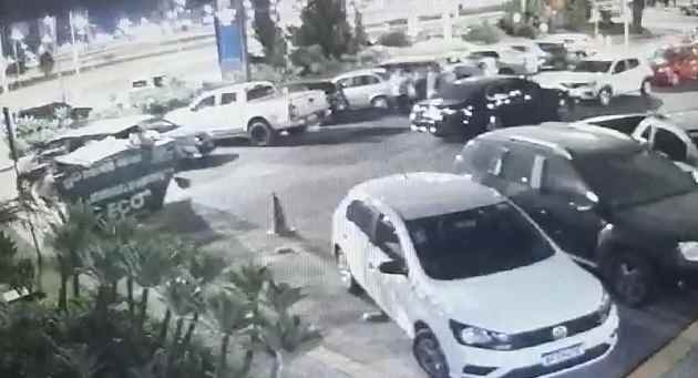 estacionamento com carros
