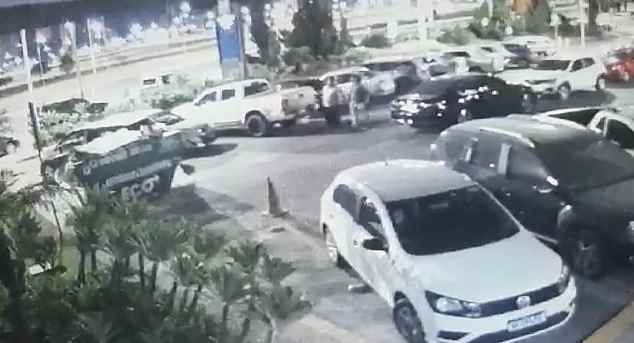 estacionamento com carros