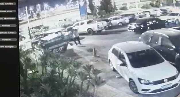 estacionamento com carros