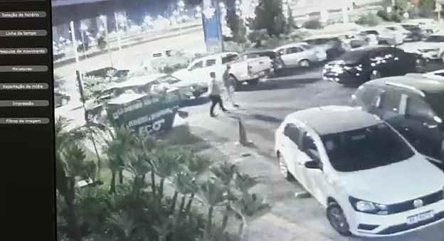 estacionamento com carros