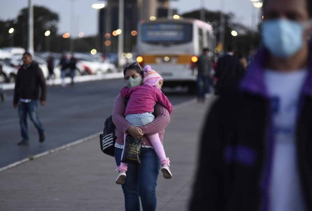 Pessoas se protegem do frio que chegou em brasília