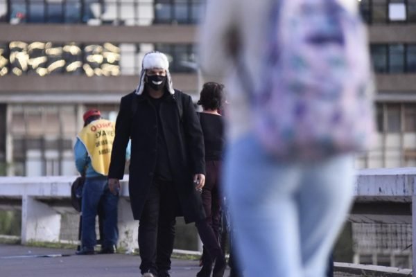 Pessoas se protegem do frio que chegou em brasília