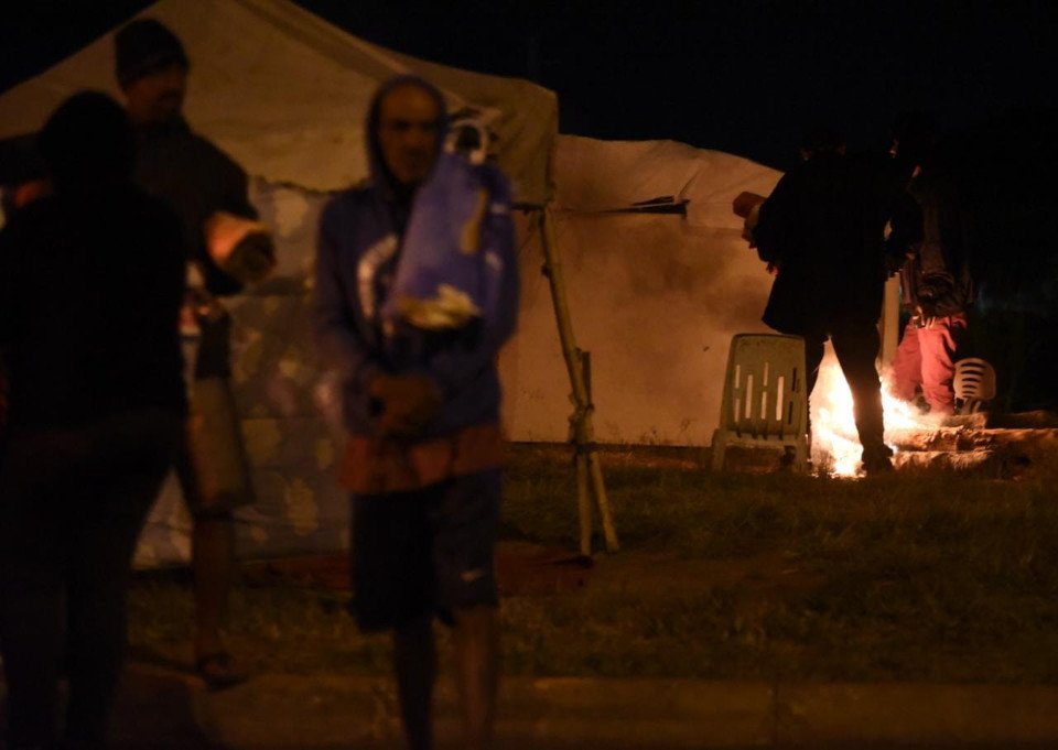 pessoas em acampamento com fogueira