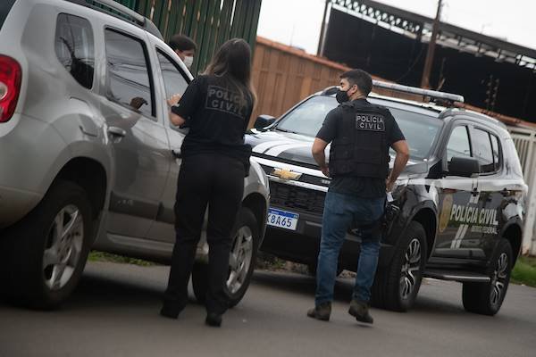 Polícia Civil do Distrito Federal em frente a casa de auditor suspeito de corrupção no DF - Metrópoles