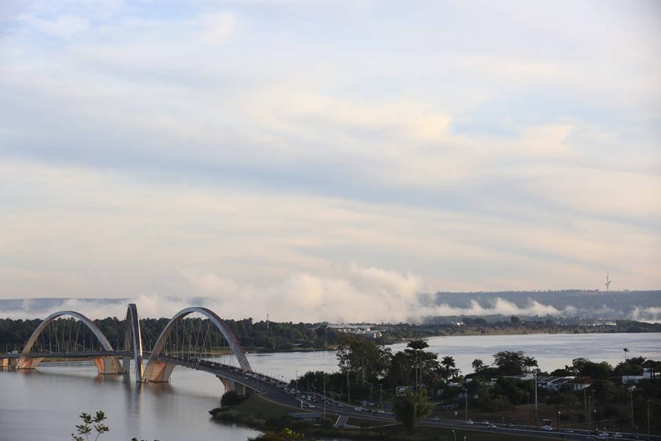 Neblina acima da Ponte JK, na região do Lago Sul em manhã de frio intenso no Distrito Federal - Metrópoles