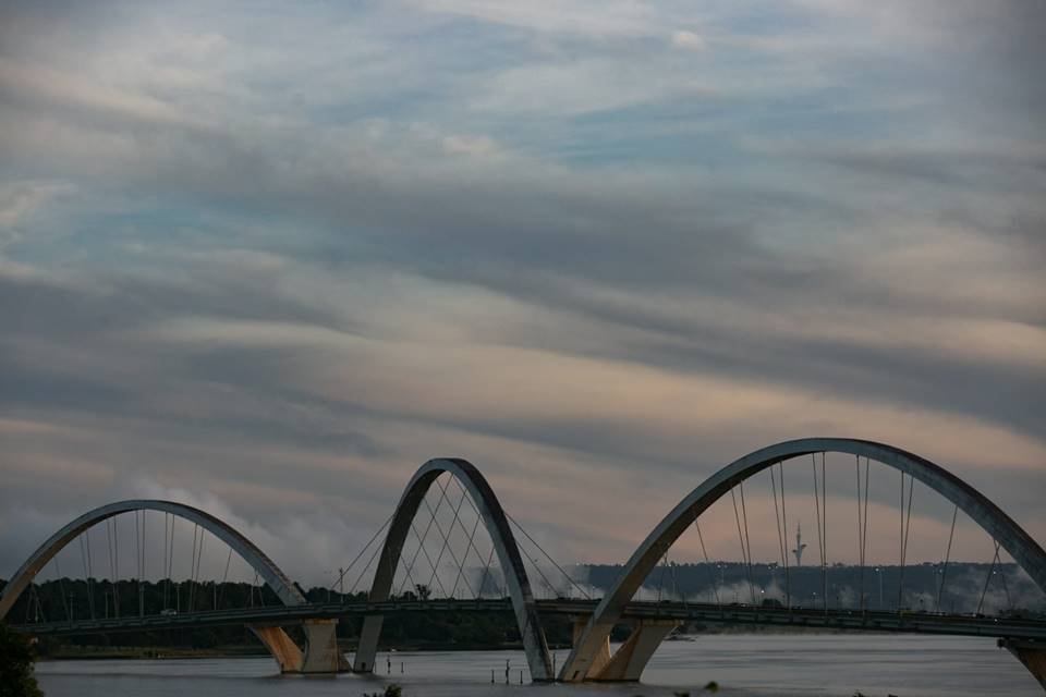 Céu com neblina no amanhecer da Ponte JK, próxima ao Lago Sul, em dia de frio intenso no Distrito Federal - Metrópoles