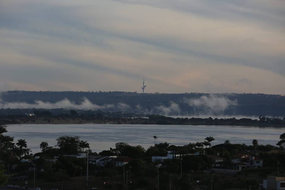 Céu com neblina ao amanhecer na região de Sobradinho, com a vista da Torre de TV Digital ao fundo, em dia de frio intenso no Distrito Federal - Metrópoles
