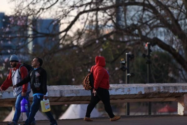 Pedestres caminhando na região central de Brasília agasalhadas em dia de frio intenso no Distrito Federal - Metrópoles