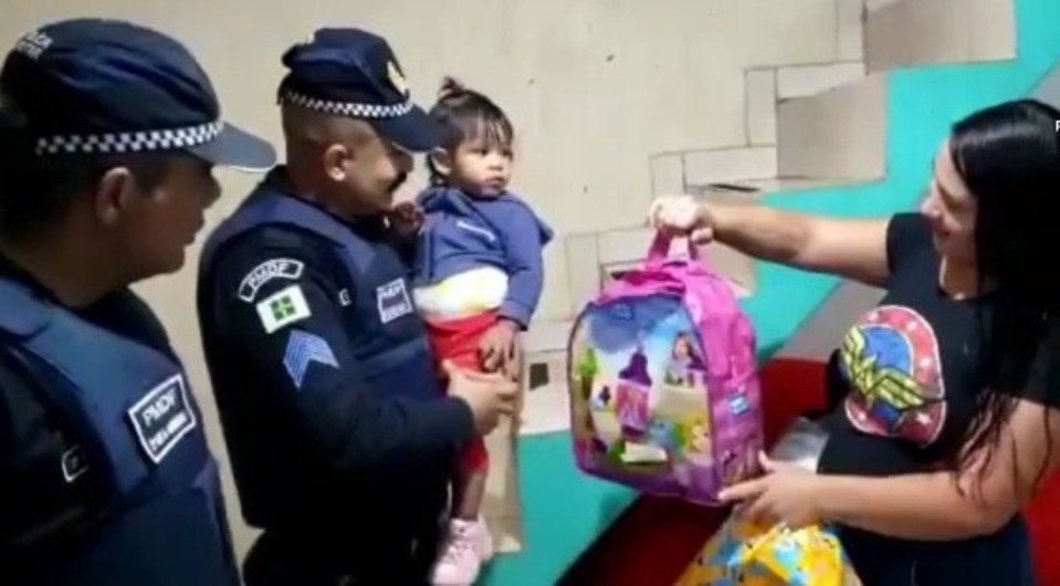 Vídeo Policial Presenteia Bebê Que Foi Salva Após Se Engasgar No Df