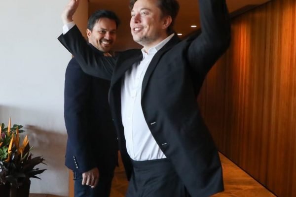 O bilionário Elon Musk, empresário sul-africano ao lado do ministro das Comunicações Fábio Faria. Musk acena enquanto Fábio olha e sorri - Metrópoles
