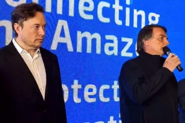 Bolsonaro ataca "mentiras sobre a Amazônia" ao lado de Elon Musk