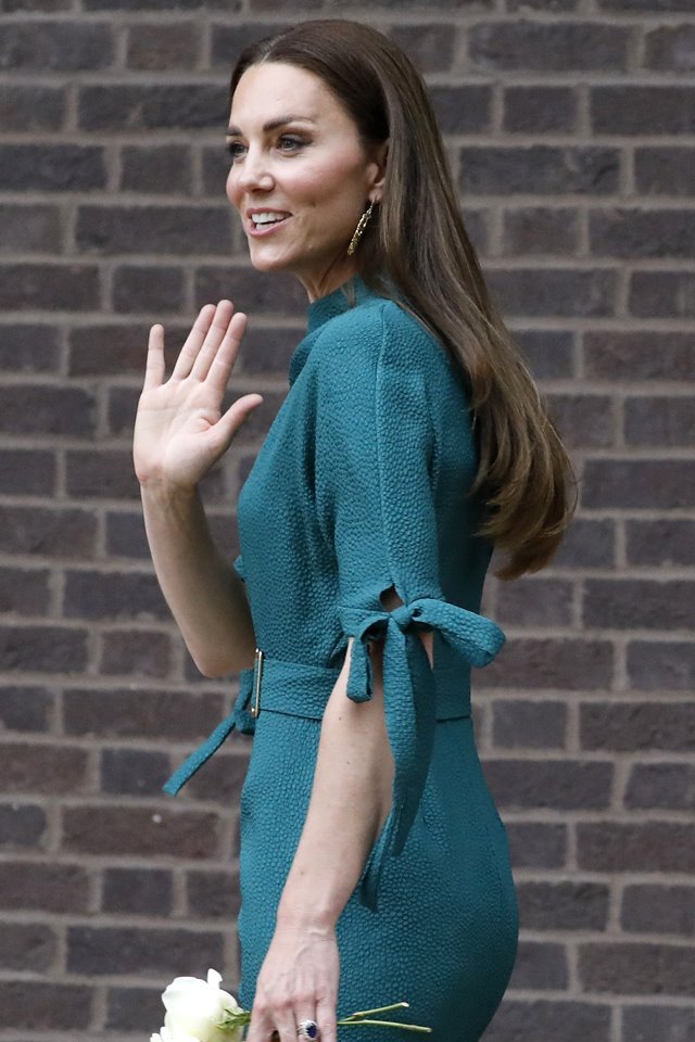 Foto colorida. Kate Middleton dando tchau