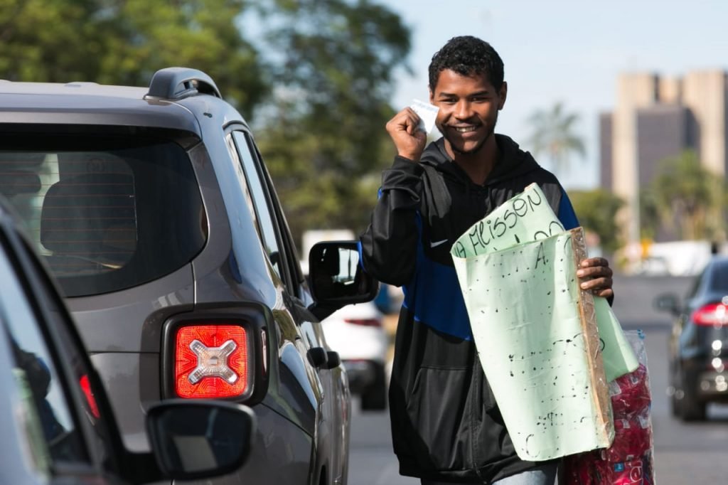 Homem comemora ter vendido uma pipoca