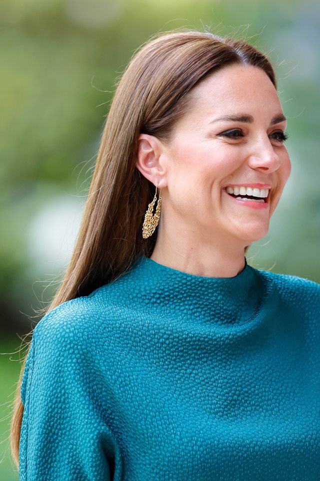 Foto colorida.  Kate Middleton sorri