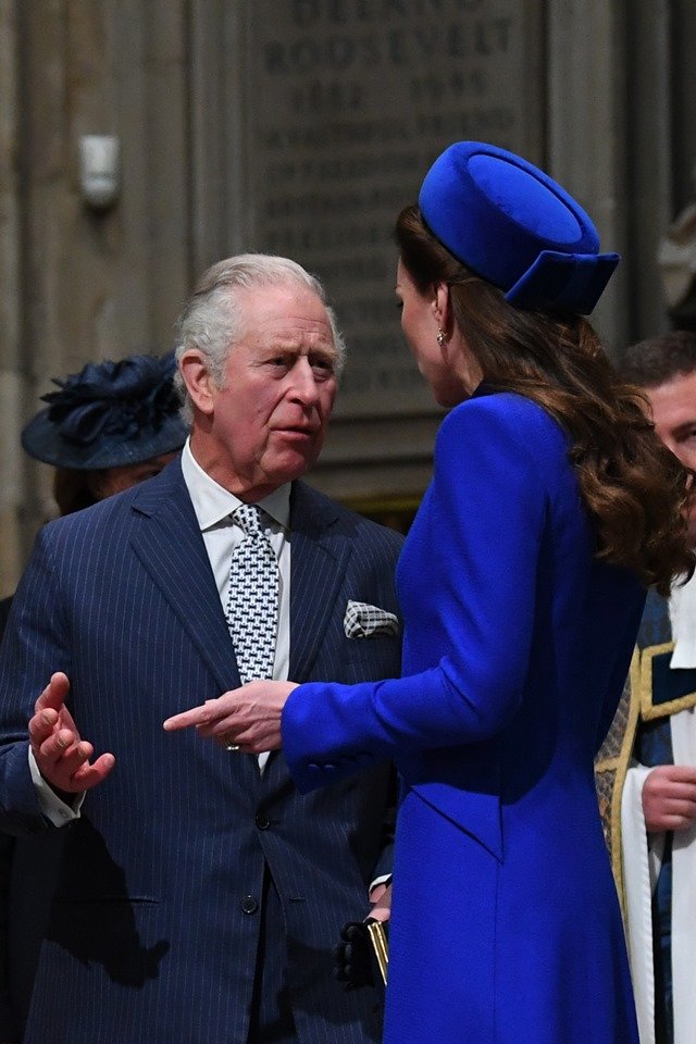 Foto colorida. Kate Middleton e príncipe Charles