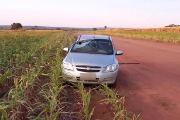 Avião agrícola que estava decolando atinge carro em estrada de chão em Goiandira, Goiás