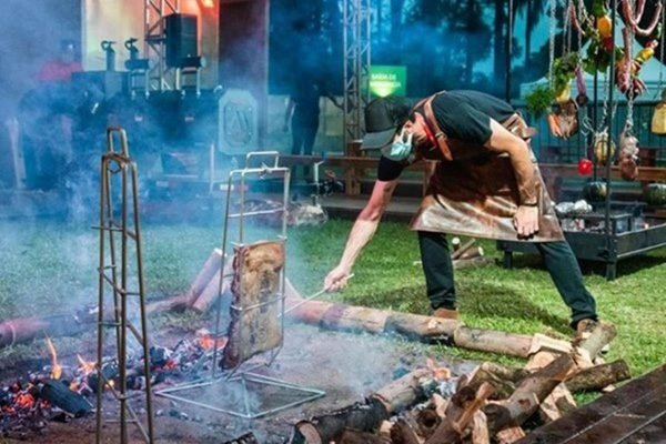 foto de homem fazendo churrasco no fogo de chão