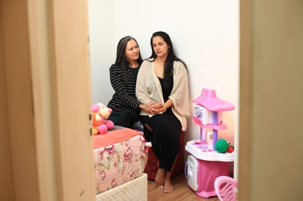 Claudete e a sogra sentadas juntas