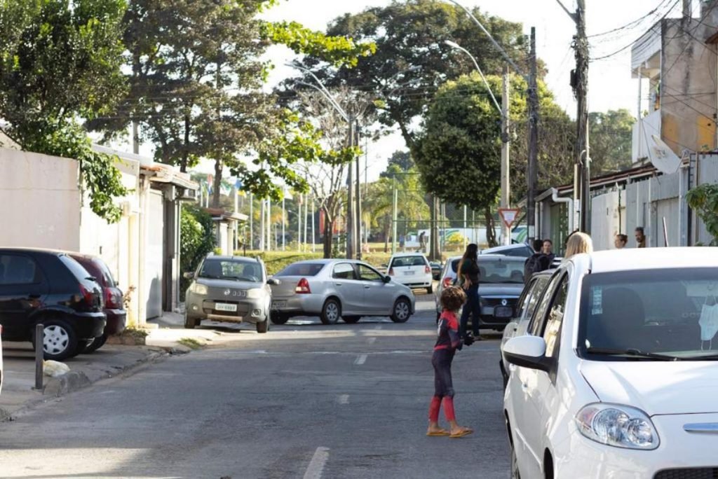 rua com carros e pessoas andando