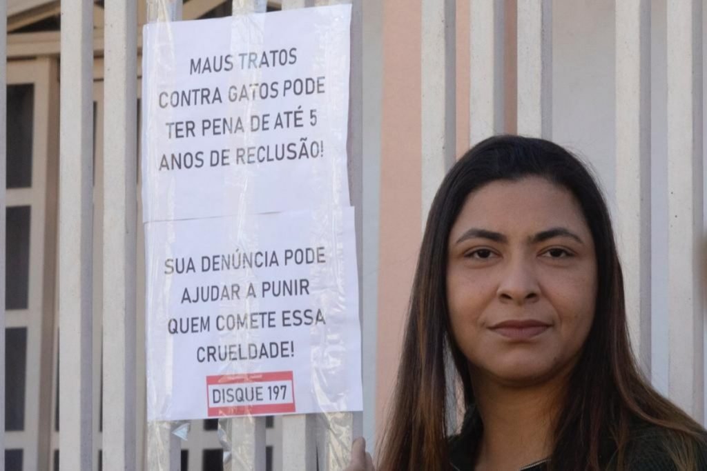 mulher e aviso atrás