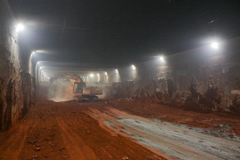 retroescavadeira amarela cava túnel