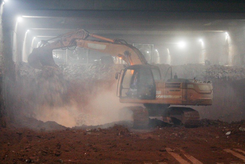 retroescavadeira amarela cava túnel