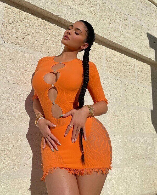 Kylier Jenner usa vestido com recorte frontal laranja