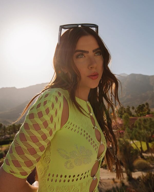 Jade Picon usa vestido verde florescente com recorte frontal